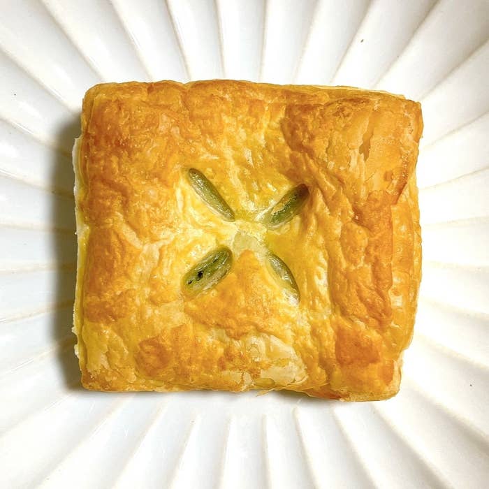 ミスタードーナツのオススメのパイ「チキンとマカロニのジェノベーゼパイ」