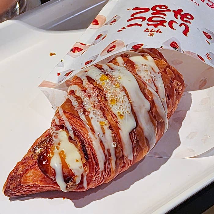 サンマルクカフェのおすすめスイーツ「プレミアムチョコクロ いちごみるく~2つの出会い♡いちごみるくキャンディ&サクマドロップスの宝石~」