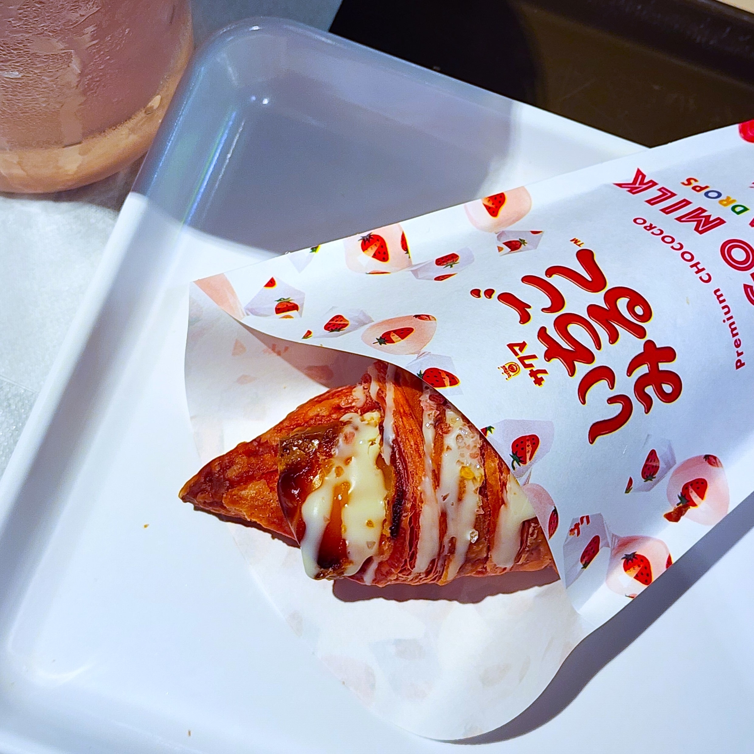 サンマルクカフェのおすすめスイーツ「プレミアムチョコクロ いちごみるく~2つの出会い♡いちごみるくキャンディ&サクマドロップスの宝石~」