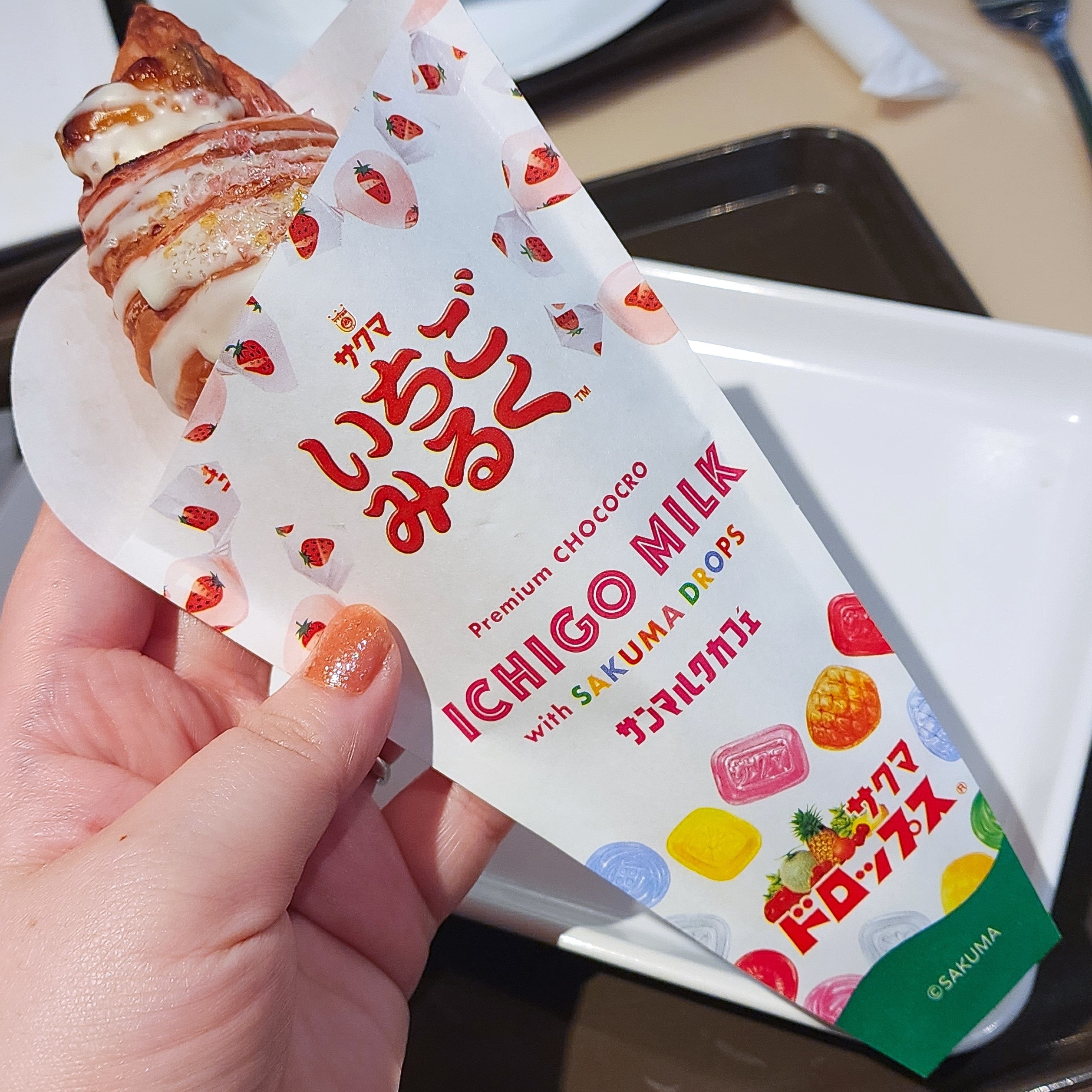 サンマルクカフェのおすすめスイーツ「プレミアムチョコクロ いちごみるく~2つの出会い♡いちごみるくキャンディ&サクマドロップスの宝石~」