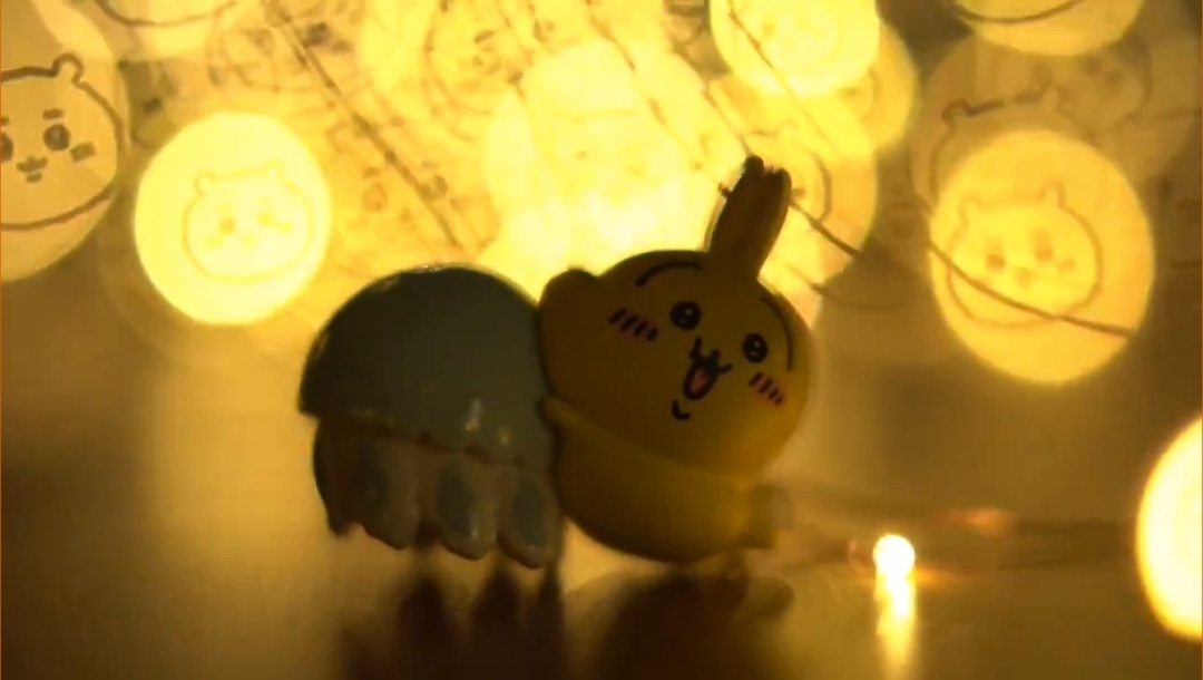 計画(@tarobikkuri)さんのX(旧Twitter)より、「すべての光がちいかわになるレンズ」動画、うさぎのフィギュア