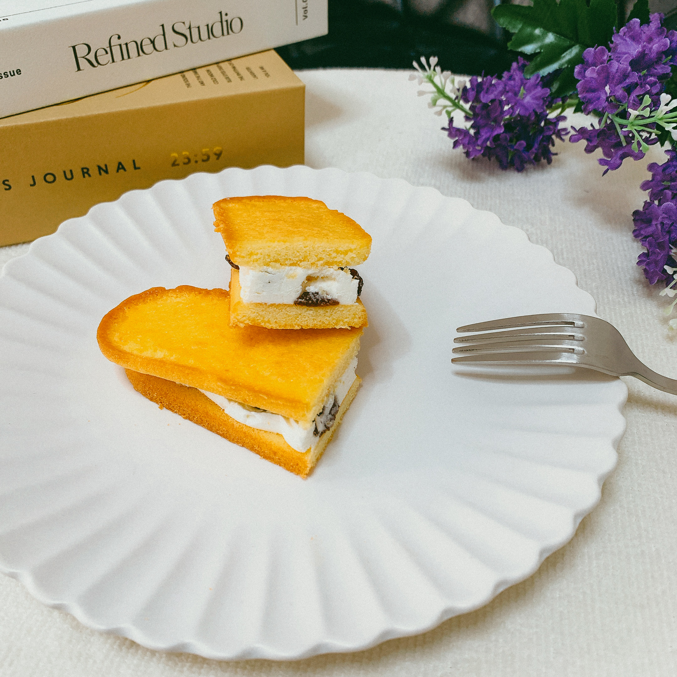 FamilyMart(ファミリーマート)のおすすめのスイーツ「香ばしクッキーサンド レーズン&クリーム」