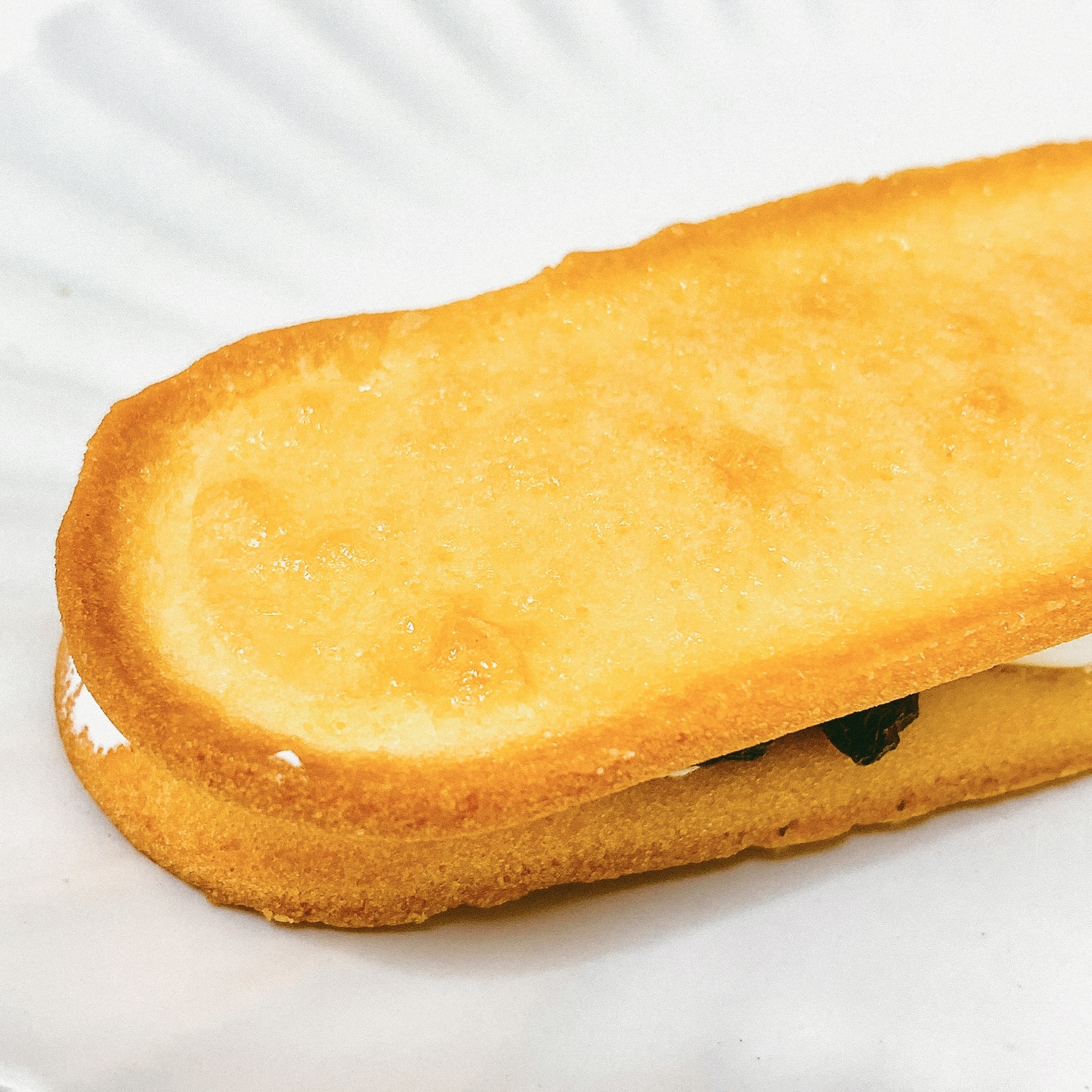 FamilyMart(ファミリーマート)のおすすめのスイーツ「香ばしクッキーサンド レーズン&クリーム」