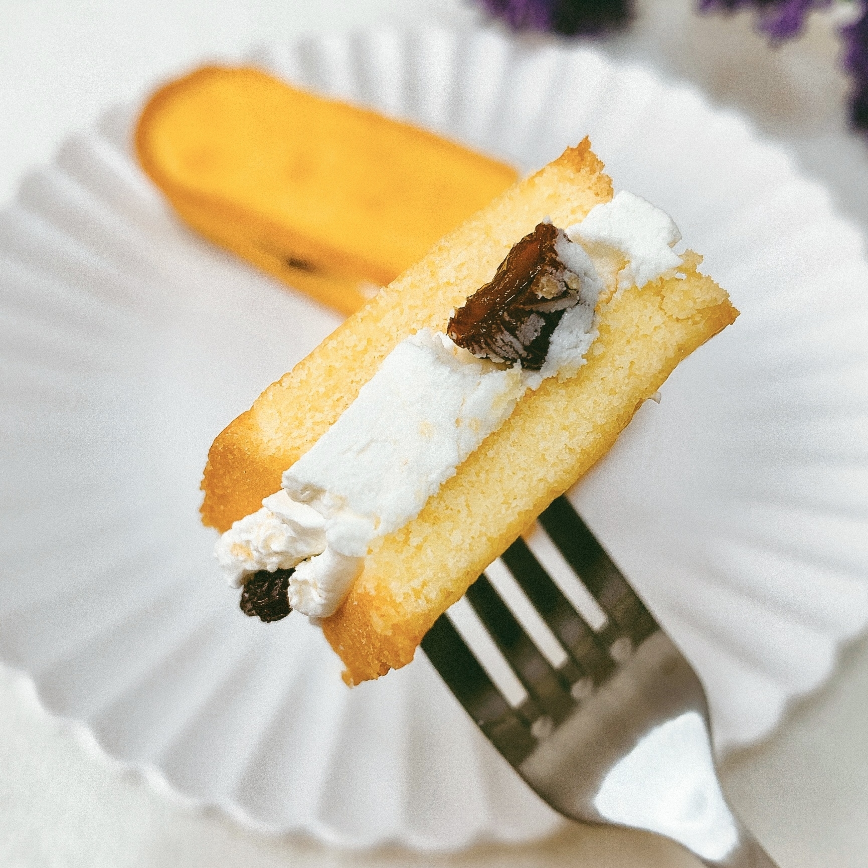 FamilyMart(ファミリーマート)のおすすめのスイーツ「香ばしクッキーサンド レーズン&クリーム」