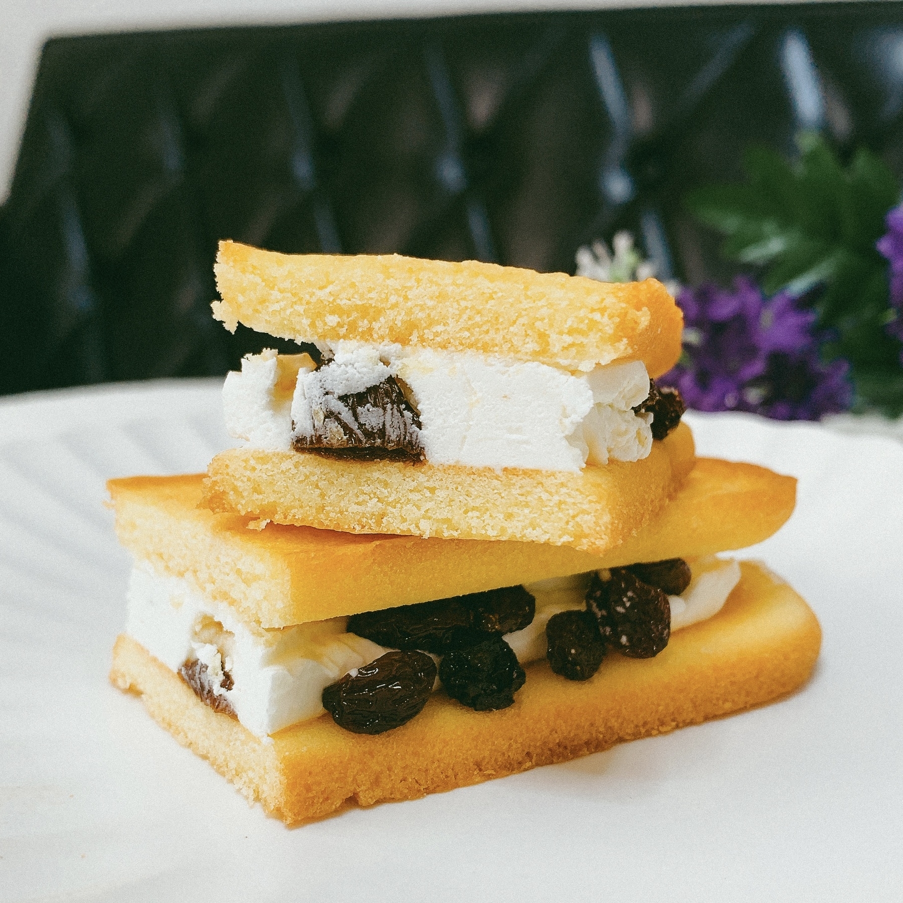 FamilyMart(ファミリーマート)のおすすめのスイーツ「香ばしクッキーサンド レーズン&クリーム」