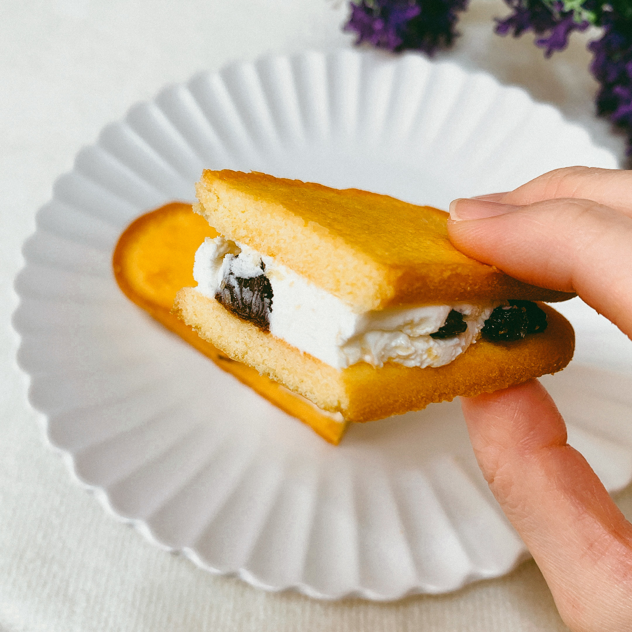 FamilyMart(ファミリーマート)のおすすめのスイーツ「香ばしクッキーサンド レーズン&クリーム」