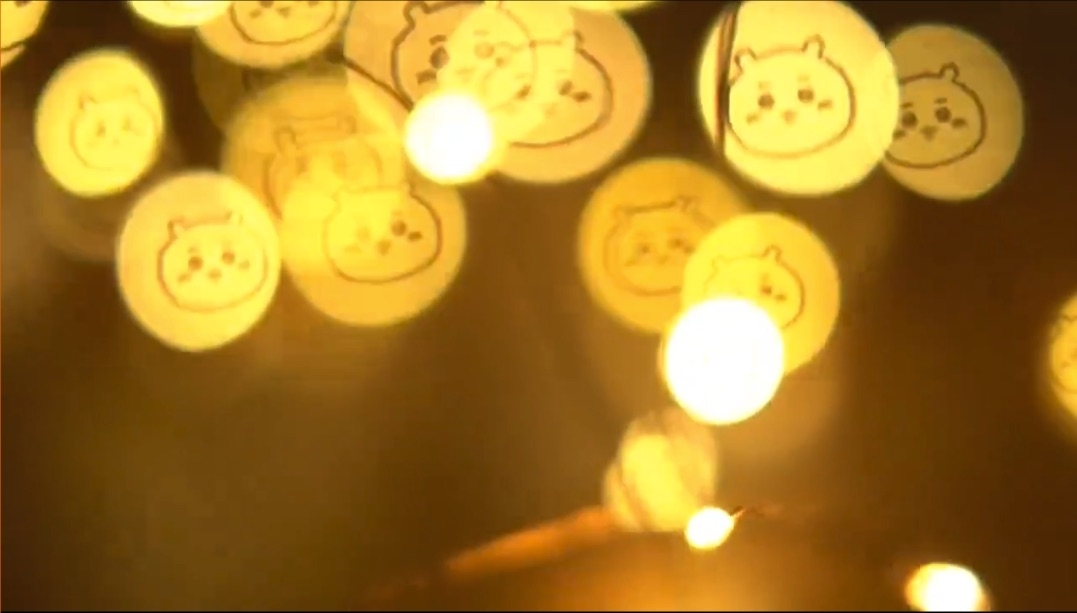 照明が映り込んだ面に描かれた犬のイラストが複数ある。