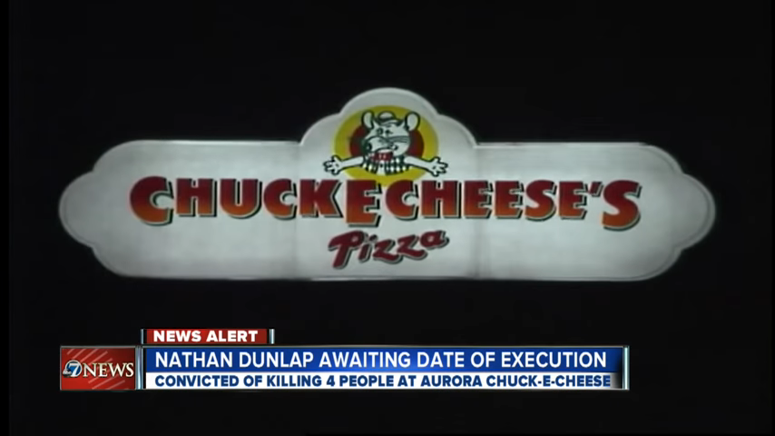 News alert on TV screen about Nathan Dunlap&#x27;s pending execution date for a crime at a Chuck E. Cheese restaurant