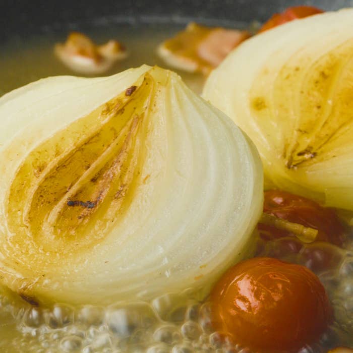 玉ねぎがフライパンで調理されている様子。