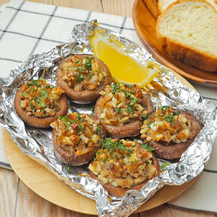 焼きしいたけ、添えられたレモンスライスとパン