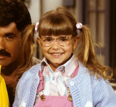 Florence Henderson, Mike Lookinland, Robert Reed, and Susan Olsen posing together on set