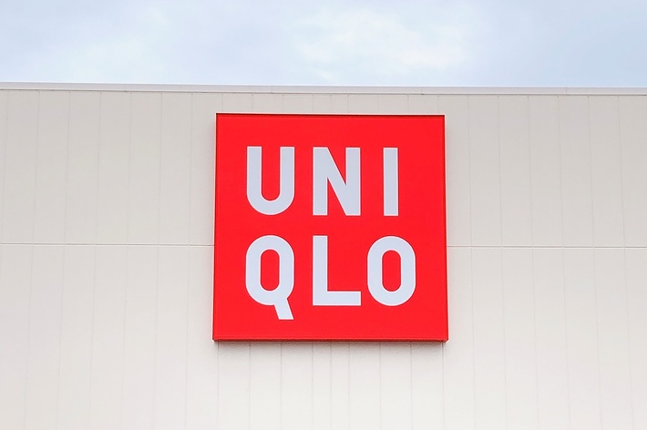 ユニクロの店舗の外観、大きな赤いロゴが掲げられています。