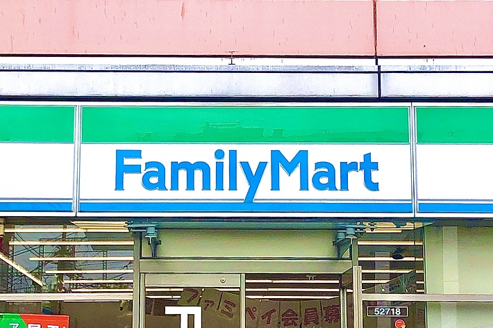 ファミリーマートの店舗入り口、ロゴが見えます。