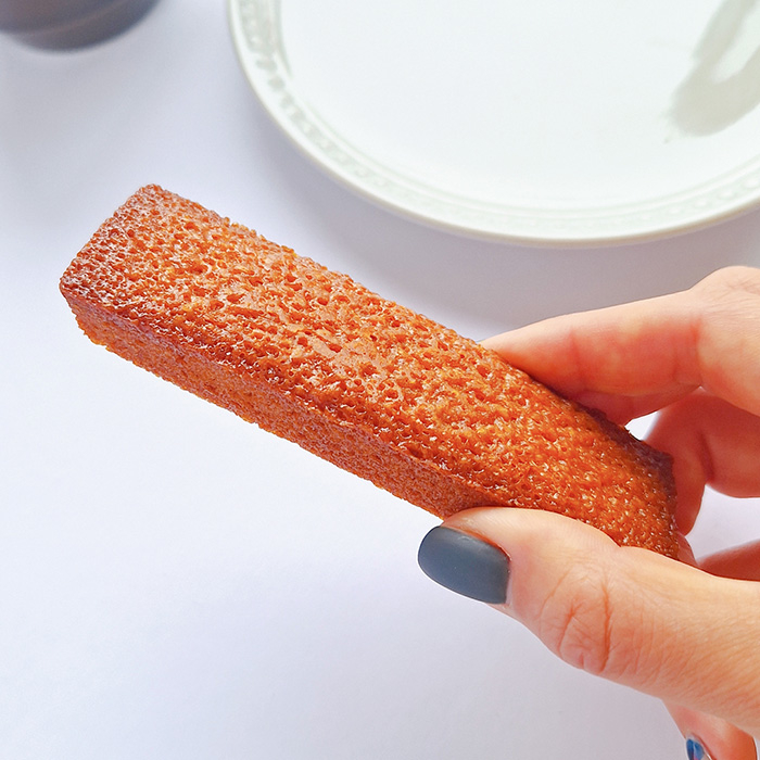 ファミマのおすすめスイーツ「焦がしキャラメルのスティックフィナンシェ」