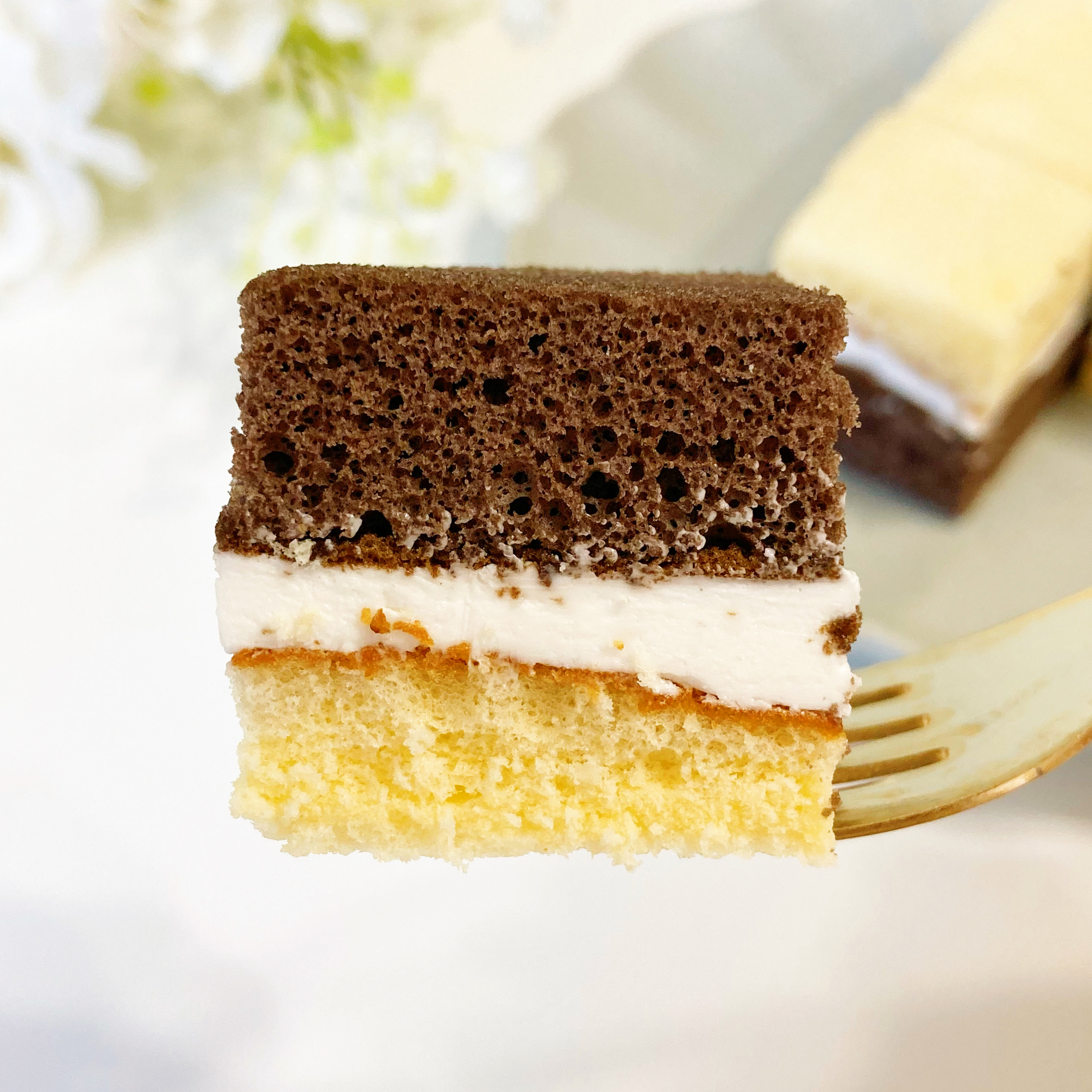 セブン-イレブンのおすすめの菓子パン「2色のサンドケーキ バニラクリーム」