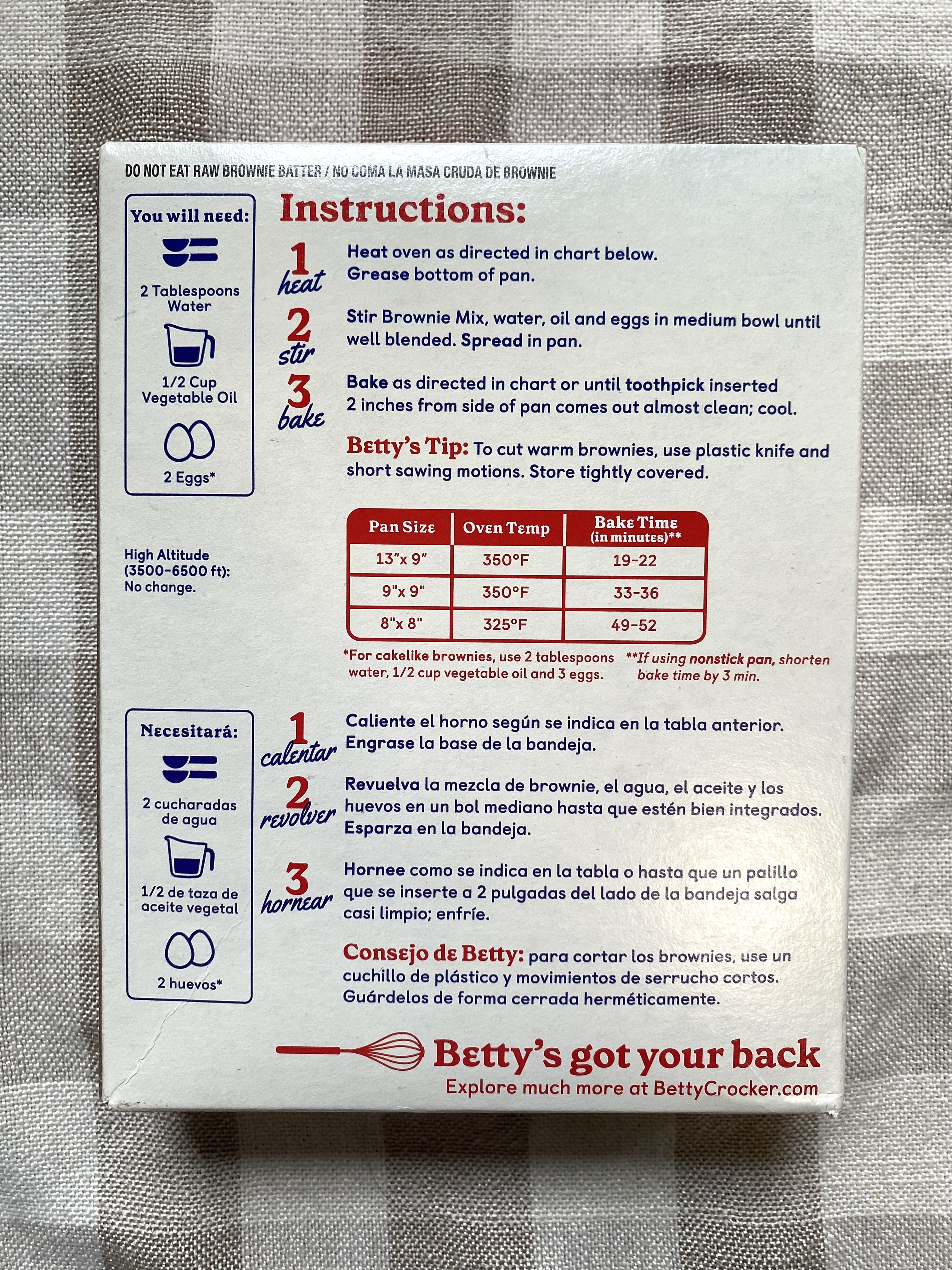 Recipe on a Betty Crocker brownie mix box with instructions and ingredients listed in English and Spanish