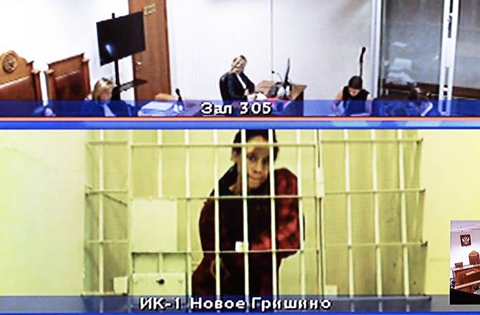 Person in a glass box in court, text on screen indicating location as &quot;Zal 305&quot; and &quot;VKK-1 Novoe Grishino.&quot;