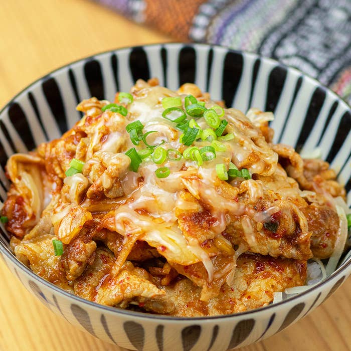 丼に盛られたチーズトッピングの豚キムチ丼です。