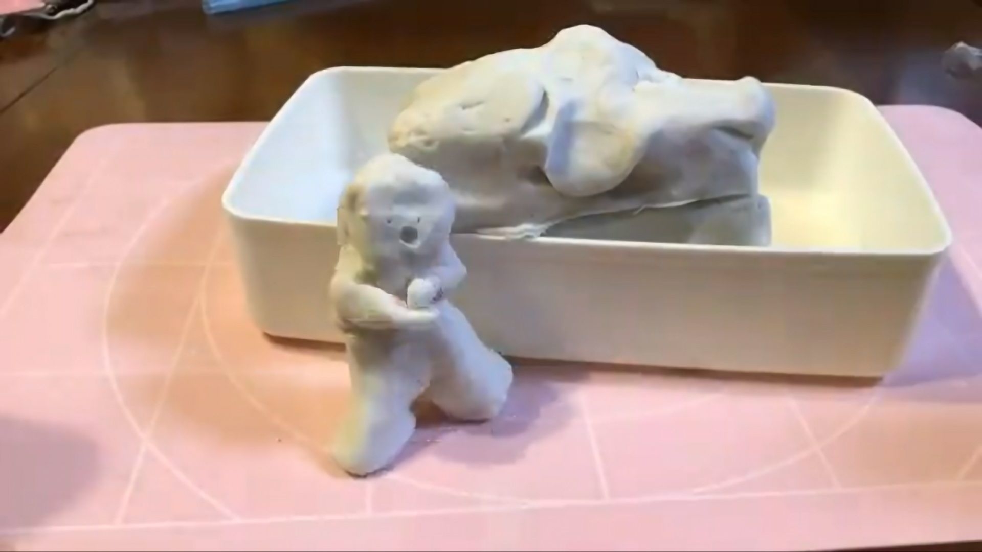 までたけさんのXより 何かを思いついた小さいねんどさん