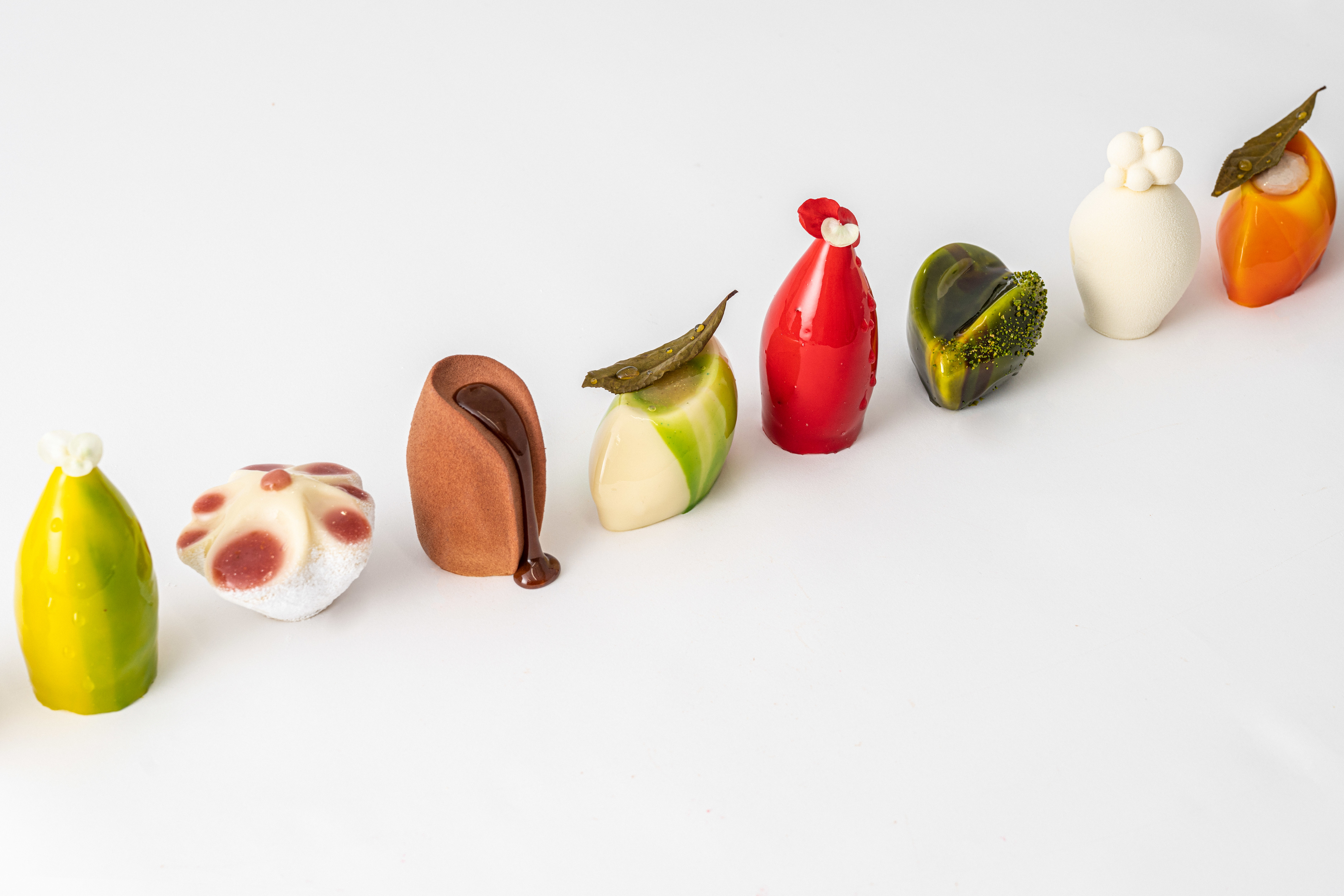 様々な形やデザインの手作りチョコレートが並んでいる。