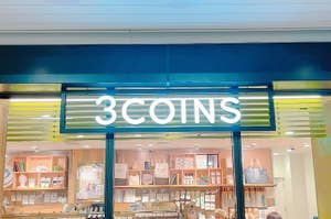 「3COINSの店舗入り口、棚にはさまざまな商品が並べられ、数人の顧客が店内にいる」