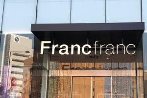 フランフランの店舗入口、ガラス窓とカーテンウォールの外観。
