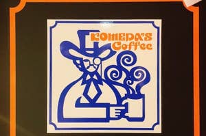 コーヒーカップを持つ人物のシルエットが特徴の「KOMEDA'S Coffee」のロゴ