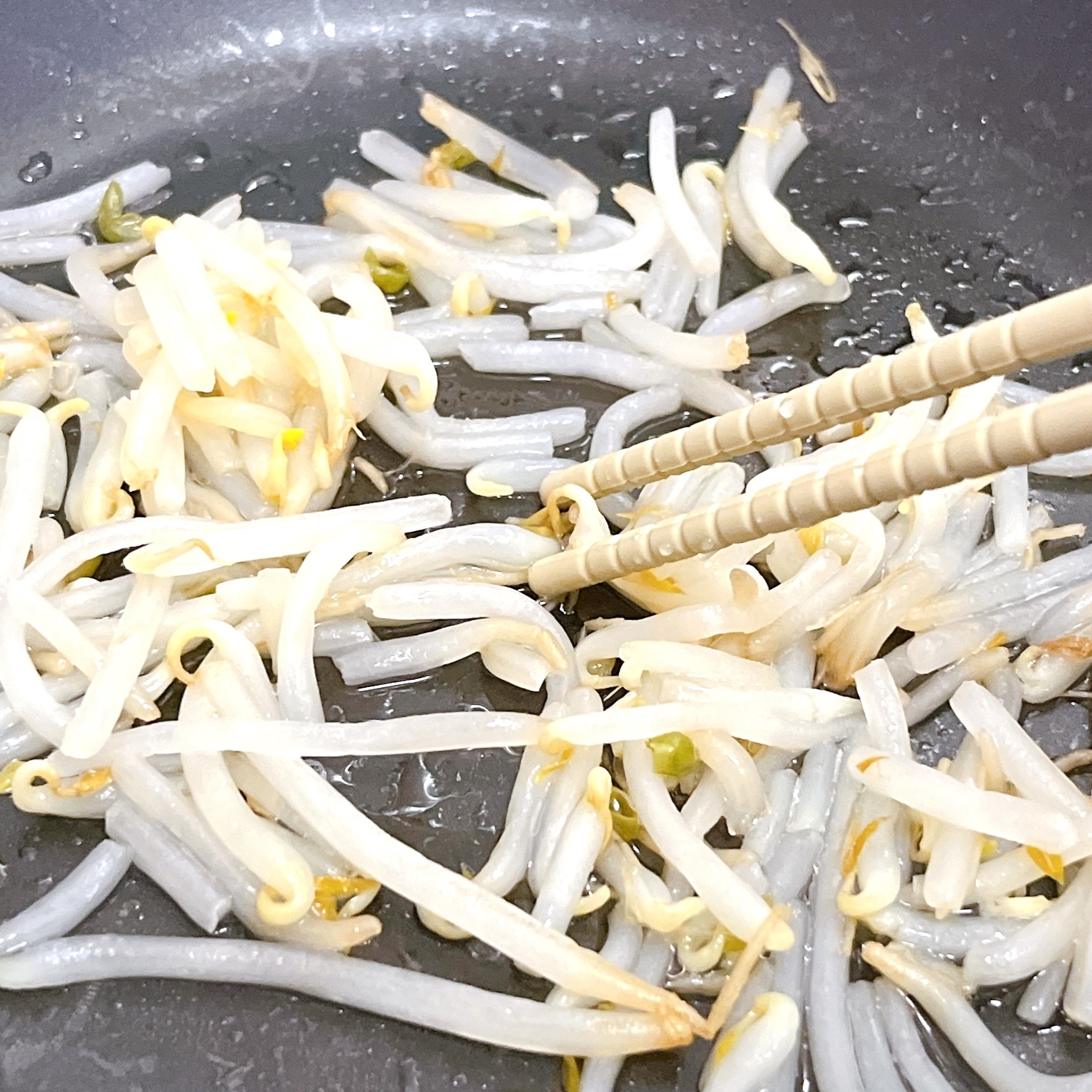 3COINSのおすすめキッチングッズ「【KITINTO】シリコーン菜箸2膳セット」