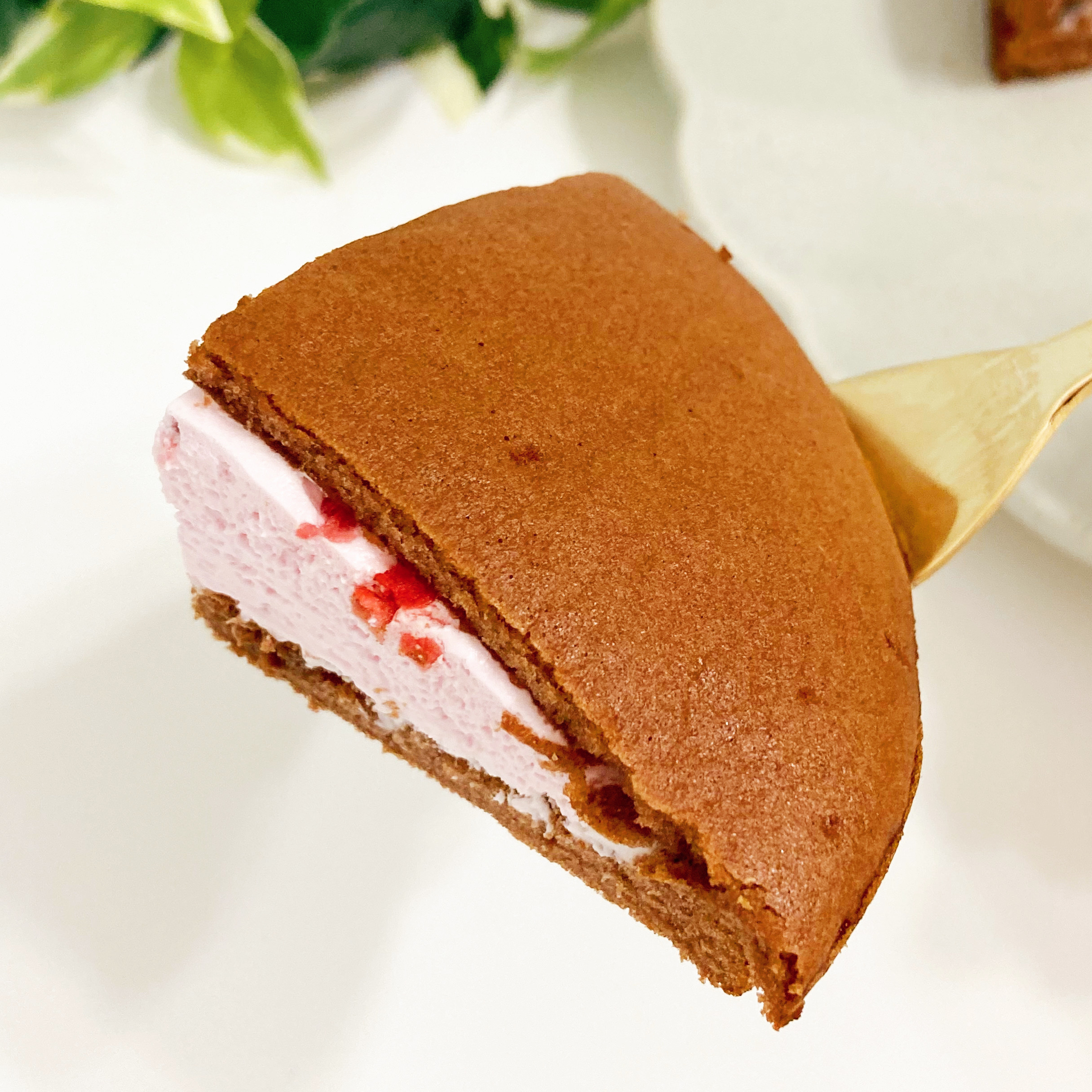 FamilyMart(ファミリーマート)の贅沢スイーツ「ココアダブルクリームサンド」