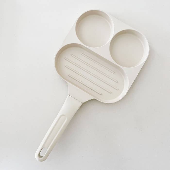 3COINSのおすすめキッチングッズ「仕切り付きフライパン」