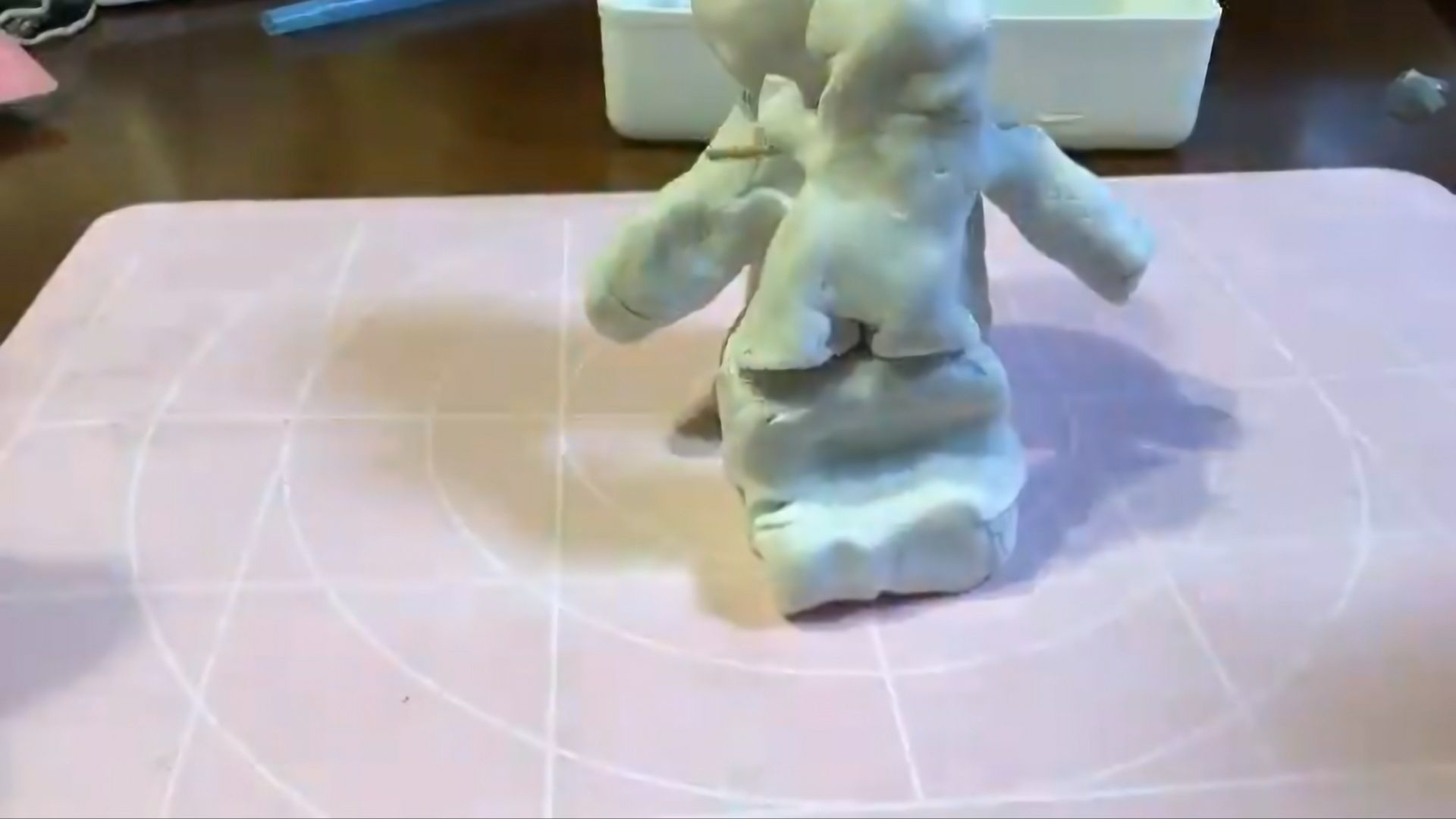 までたけさんのXより 踏み台を使って作業するねんどさん