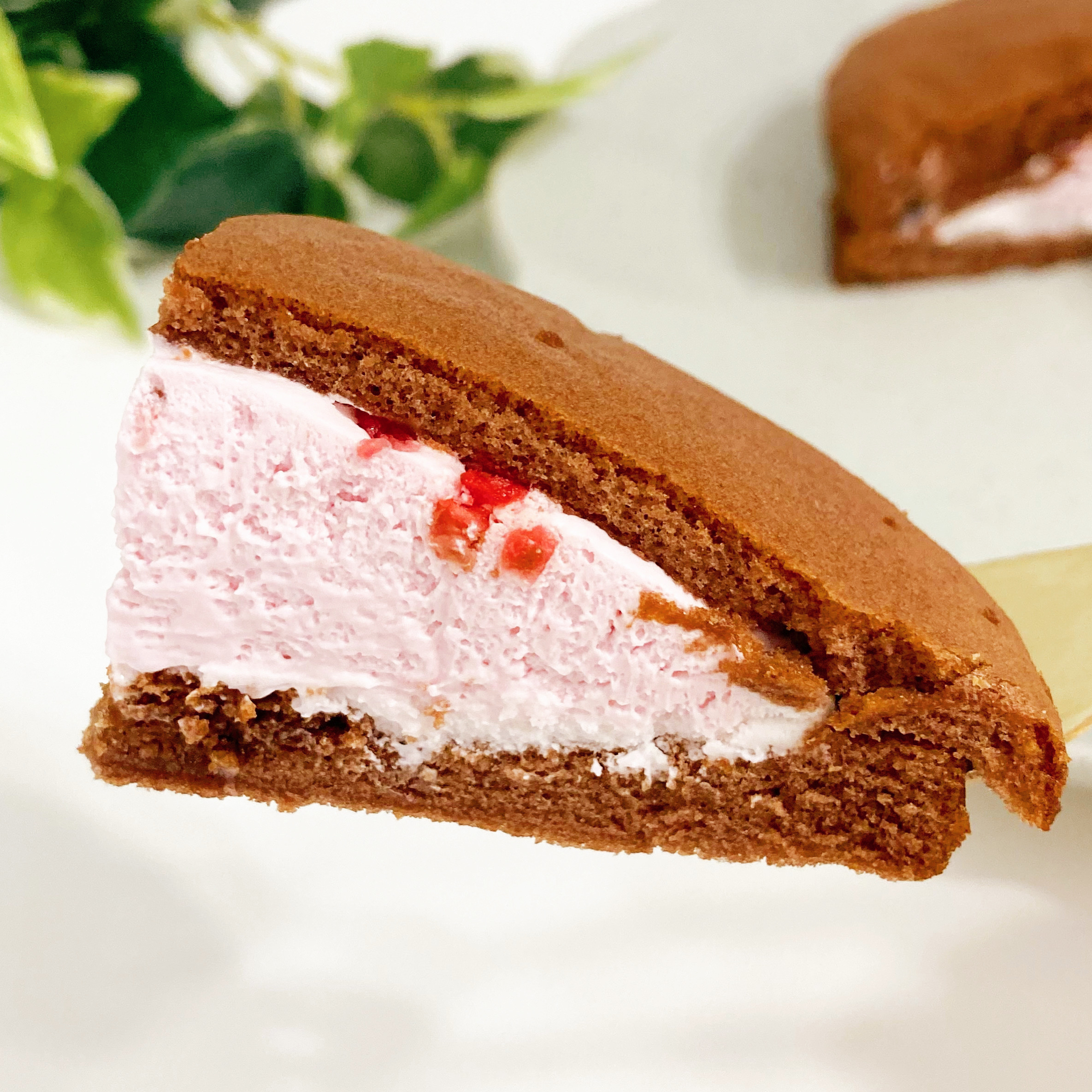 FamilyMart(ファミリーマート)の贅沢スイーツ「ココアダブルクリームサンド」