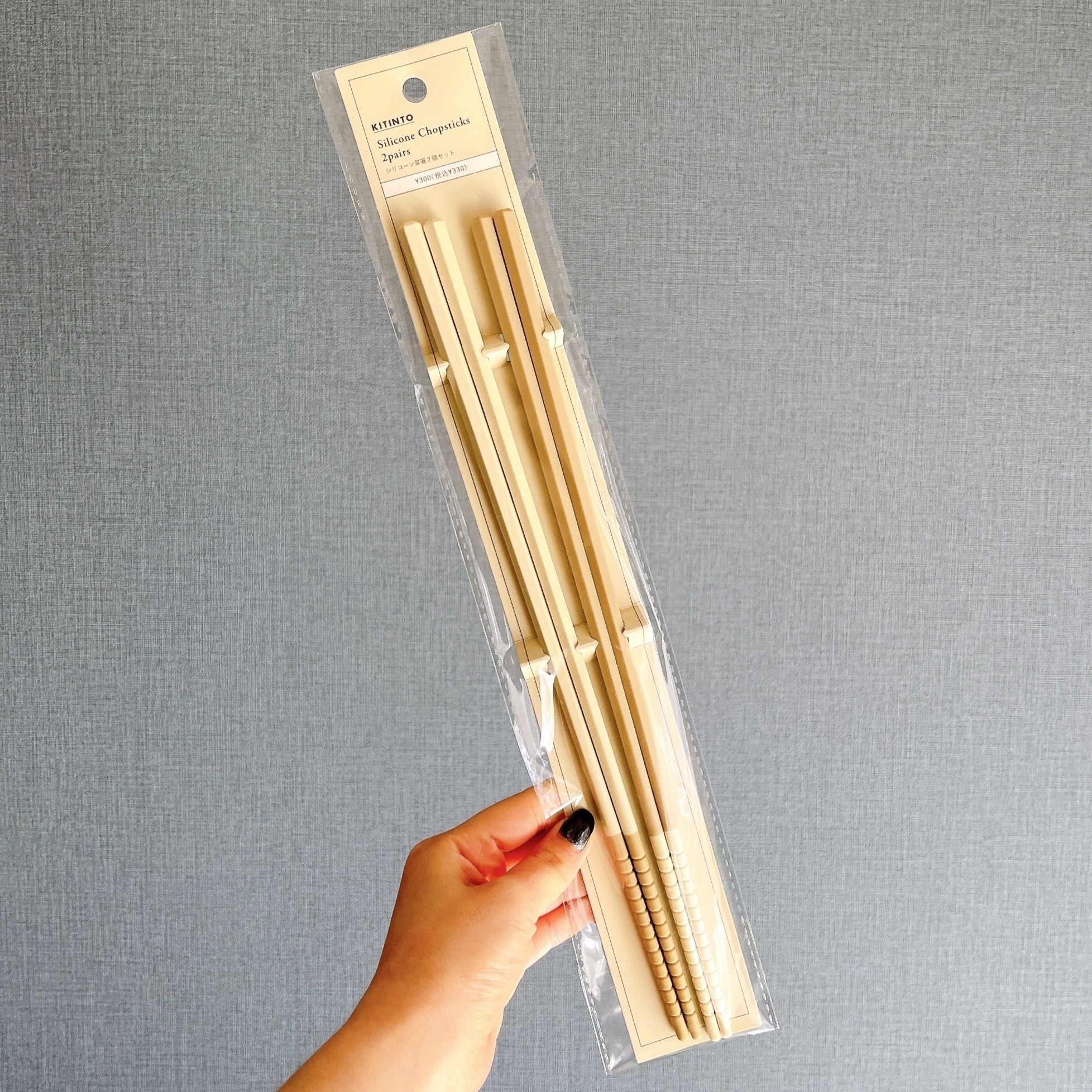 3COINSのおすすめキッチングッズ「【KITINTO】シリコーン菜箸2膳セット」