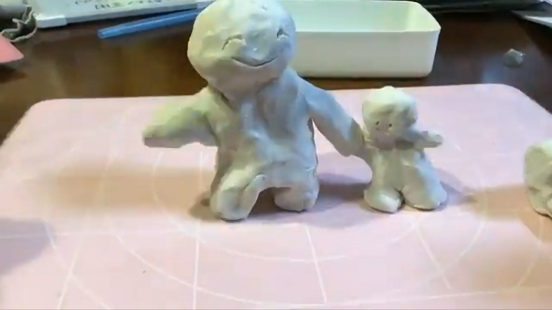 までたけさんのXより 大きいねんどさんと小さいねんどさん