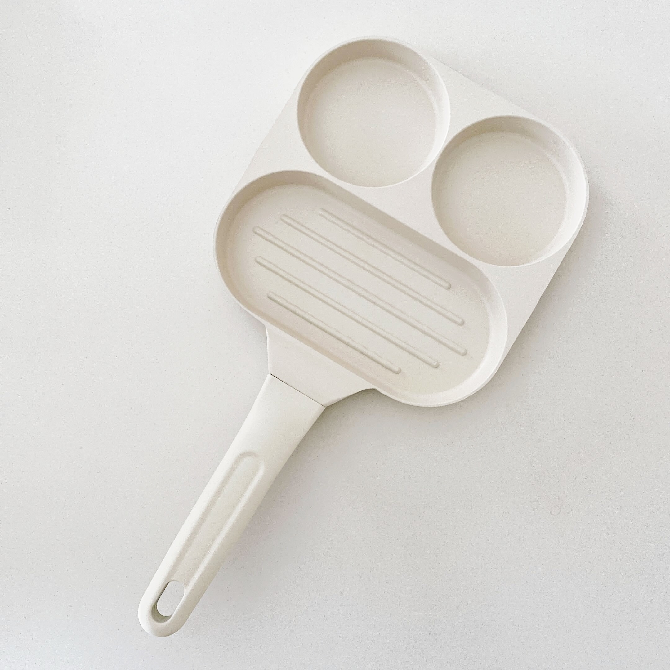 3COINSのおすすめキッチングッズ「仕切り付きフライパン」