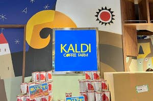 KALDI COFFEE FARMの看板がある店内、商品と棚が見える。