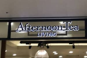 店舗の看板に「Afternoon Tea LIVING」と書かれています。