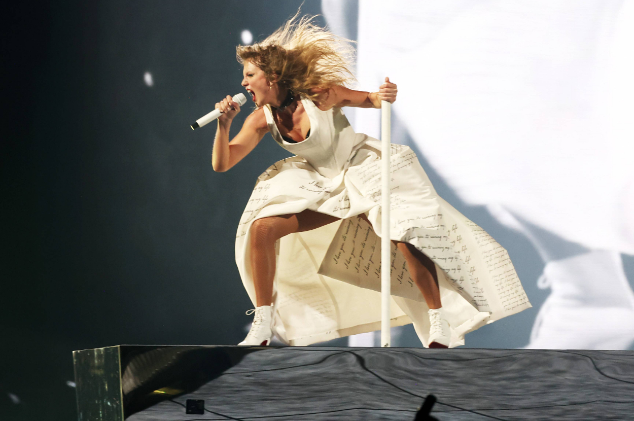 Taylor Swift Appeared To Levitate On Stage, And She Seemingly Used A
Magician's Trick To Create The Illusion