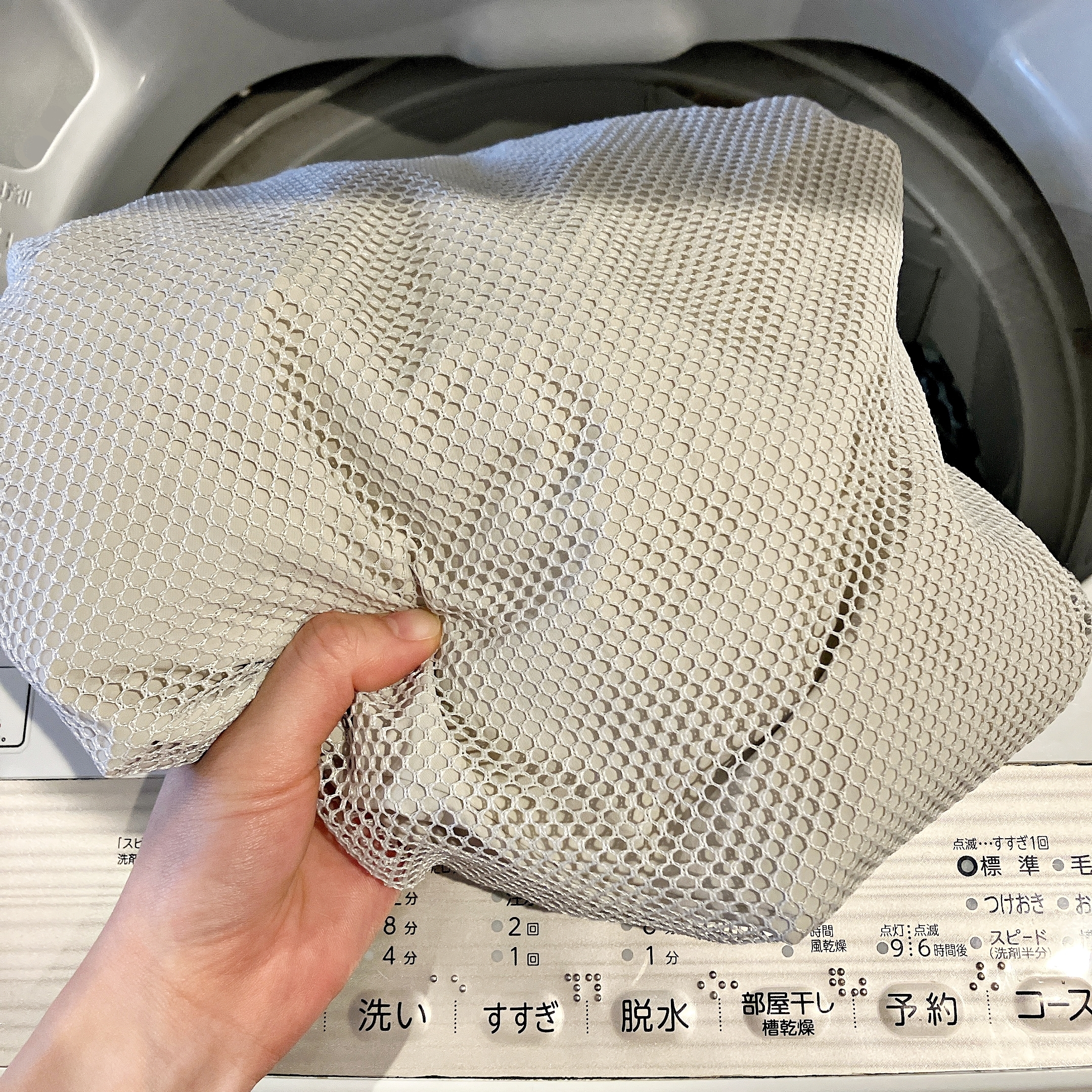 GU（ジーユー）のおすすめボトムス「テックタックコクーンパンツ」