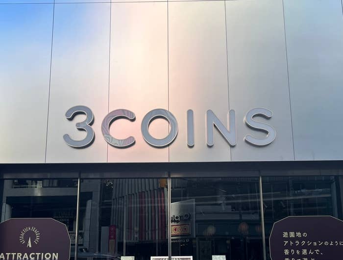 3COINSの看板