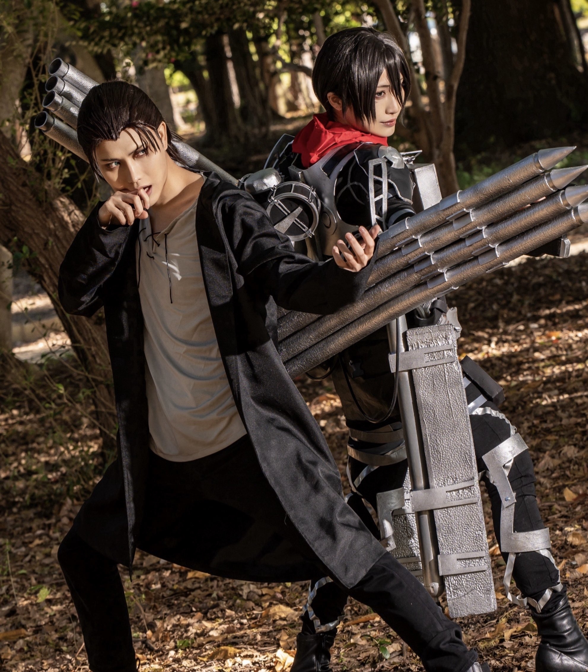 二人のコスプレイヤーが「進撃の巨人」のリヴァイとエレンの格好をしてポーズをとっている。