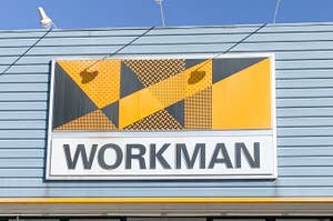 店舗の看板で「WORKMAN」と書かれており、デザインにはヘルメットが描かれています。