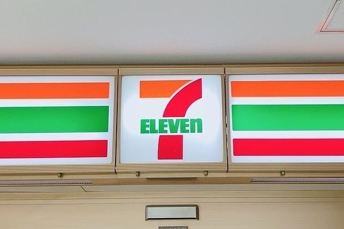 セブンイレブンのロゴが掲示された看板
