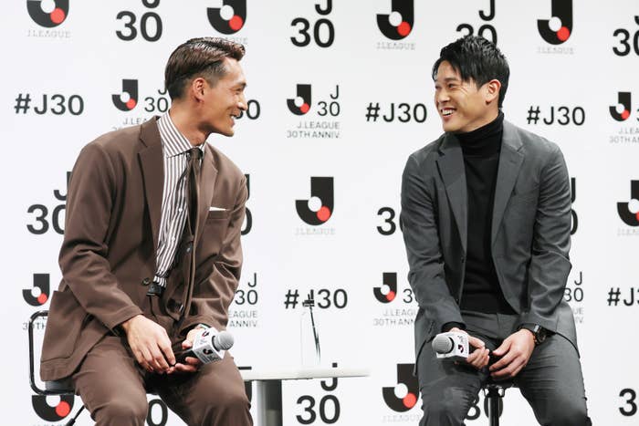 Jリーグ30周年オープニングイベントに登壇した(左から)槙野智章さんと内田篤人さん(2023年01月撮影/時事通信)
