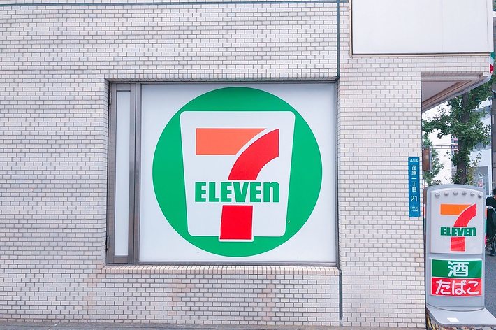 セブンイレブンのロゴが掲げられた店舗の外観。