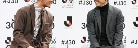 Ｊリーグ30周年オープニングイベントに登壇した（左から）槙野智章さんと内田篤人さん（2023年01月撮影／時事通信）