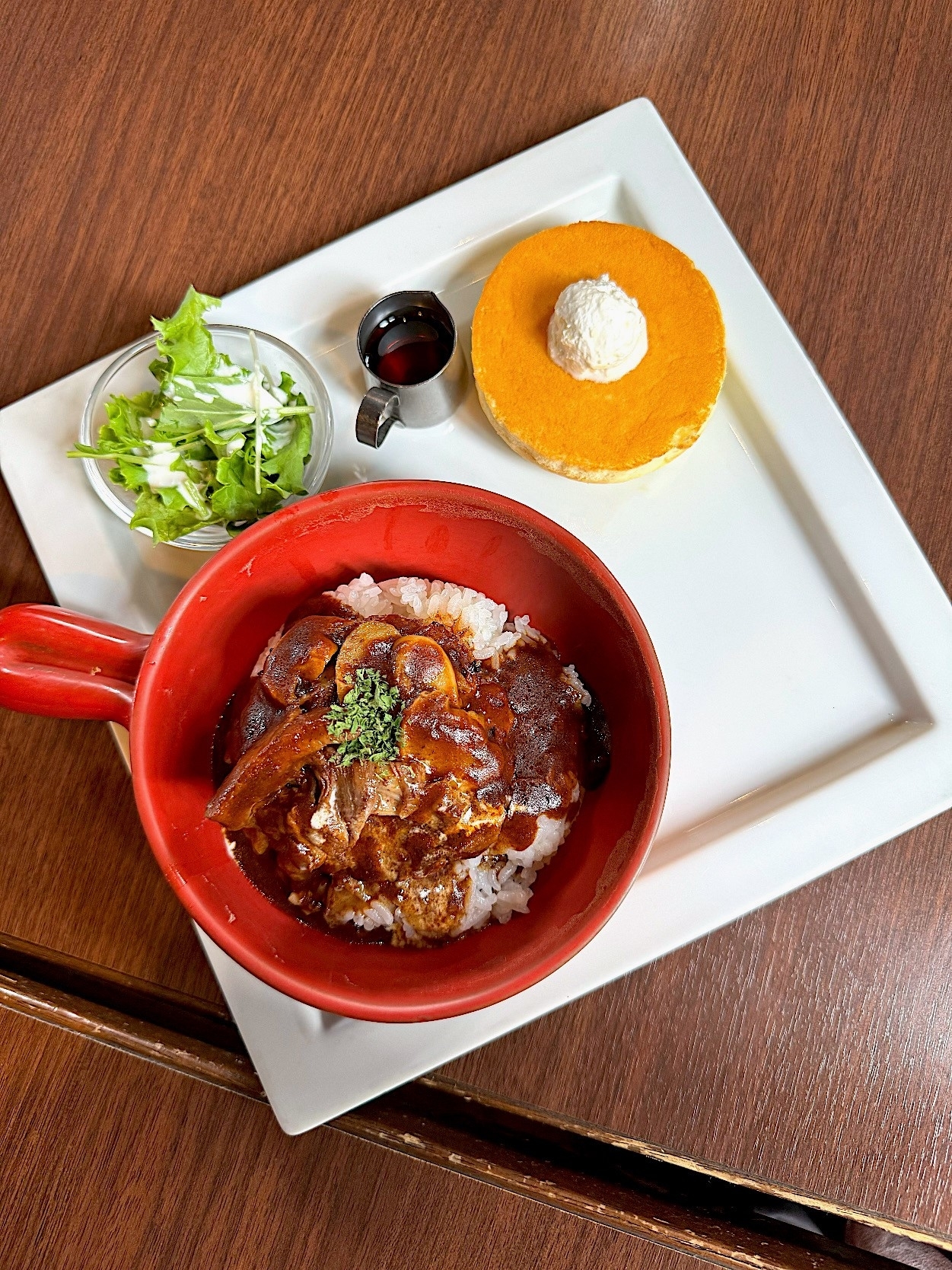 星乃珈琲のおすすめメニュー「ビーフシチューハンバーグライス＆パンケーキプレート」