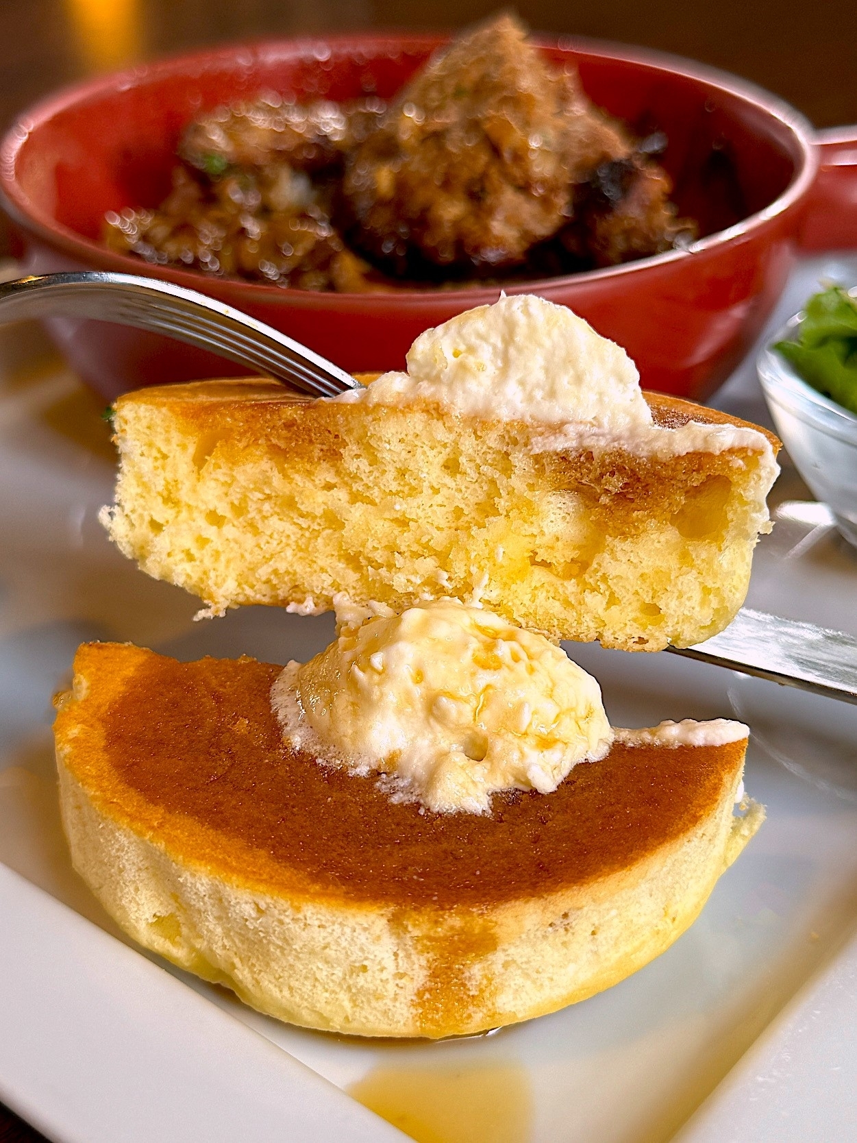 星乃珈琲のおすすめメニュー「ビーフシチューハンバーグライス＆パンケーキプレート」