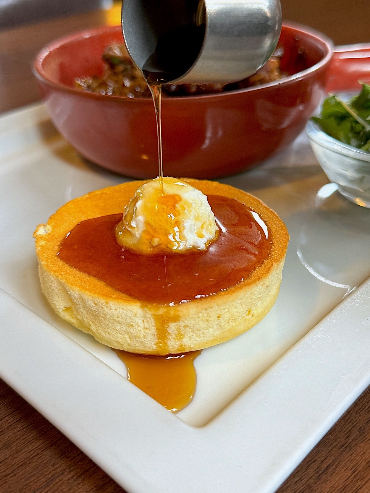 星乃珈琲のおすすめメニュー「ビーフシチューハンバーグライス&パンケーキプレート」