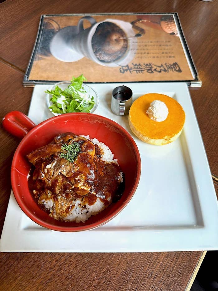 星乃珈琲のおすすめメニュー「ビーフシチューハンバーグライス＆パンケーキプレート」